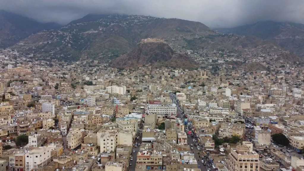 اخبار-اليمن-الان-|-”8-متهمين-بالاعتداء-على-فتاة-مريضة-نفسياً-في-تعز.-والسلطات-تتلكأ!-ما-الذي-يُخفى-وراء-الستار؟”