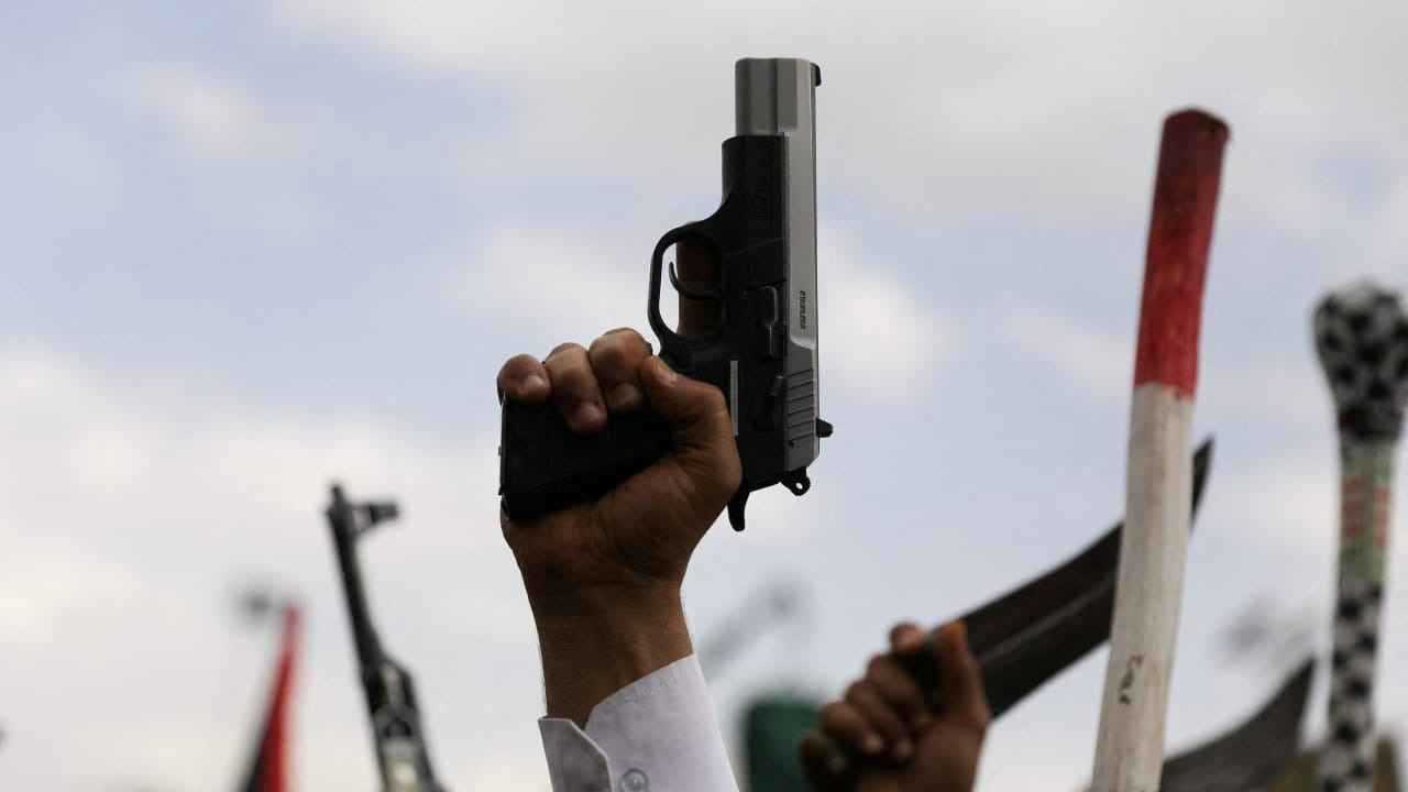 تعرى أمام الناس.. مصري يحطم ماكينات التذاكر في محطة المترو