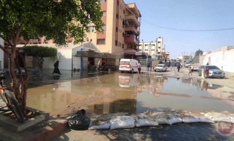 تدفق مياه الصرف الصحي يعطل العمل في مجمع ناصر الطبي بخان يونس