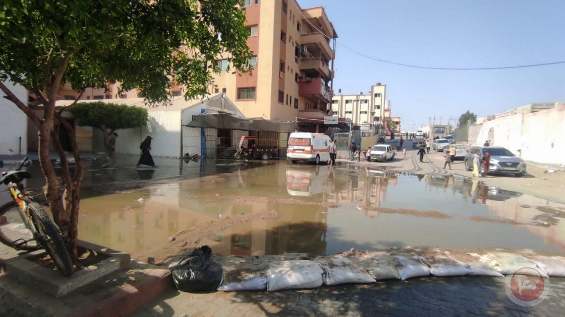 تدفق مياه الصرف الصحي يعطل العمل في مجمع ناصر الطبي بخان يونس