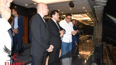 أشرف صبحي يعاين أرضية استاد القاهرة قبل مباراة الأهلي وفاركو