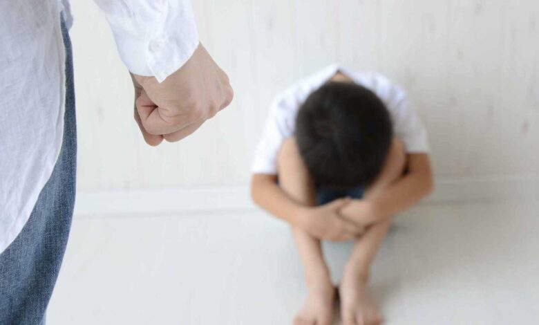 مصر.. مقتل طفل على يد زوج والدته يؤجج جدل حضانة الأطفال