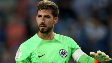 سكاي: حارس فرانكفورت ينتقل إلى نادي باريس