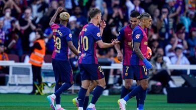 تقرير: صفقة منتظرة بين روما وريال بيتيس قد تساعد برشلونة في تسجيل لاعبين