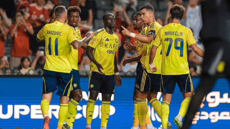 ابنة أسطورة ليفربول تخطف الأنظار بدور بطولي في مسرحية شهيرة