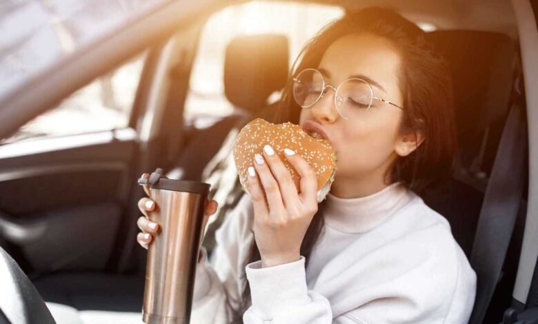 "وجبات الانتقام".. لماذا يلجأ الآباء لتناول الطعام سرا؟
