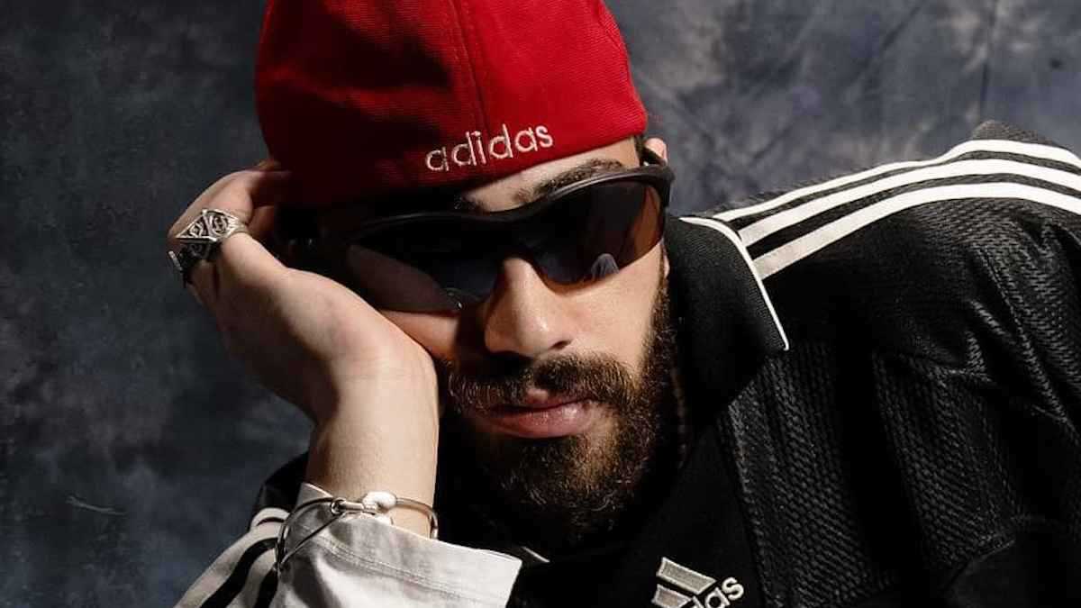 انهار باكياً.. فنان مصري يعيش