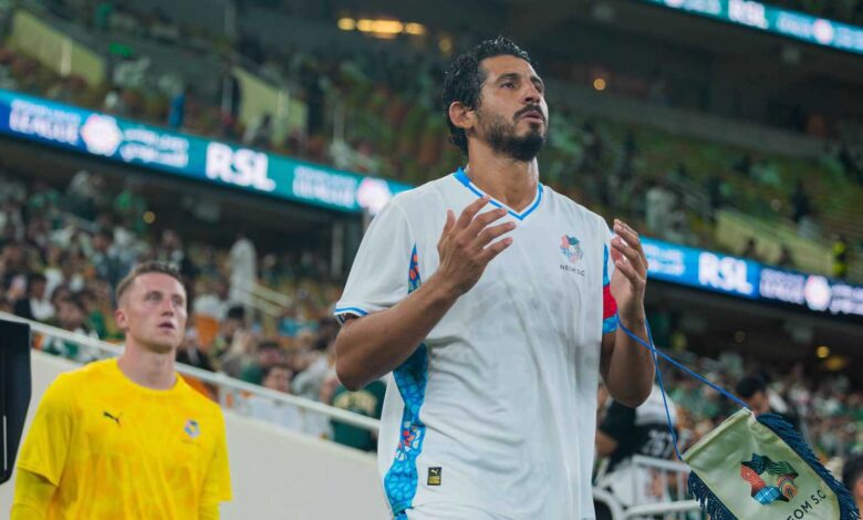 منبهر بشدة.. ردّ فعل محمد صلاح تجاه هدف ريو نغوموها الخرافي (فيديو)