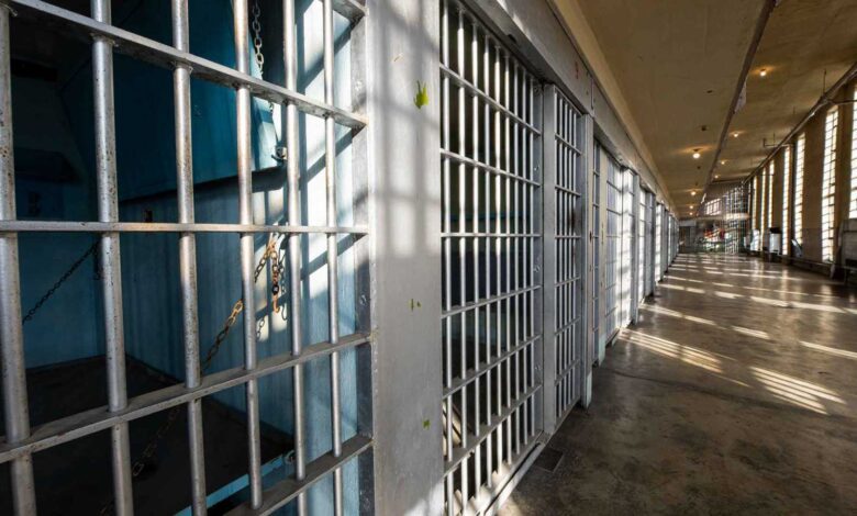 100 عام لجليسة أطفال سلّمت صديقها فتيات ليتحرش بهن