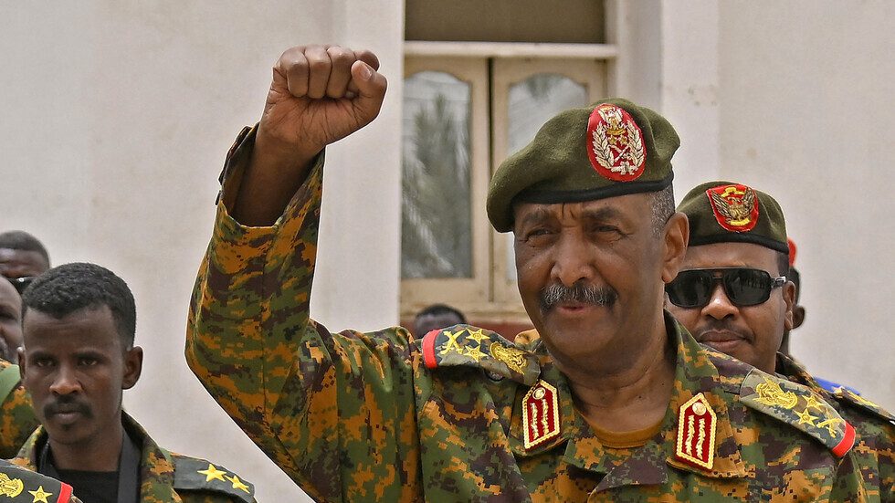 السودان.. البرهان يصدر قرارا بضم القوات المساندة إلى الجيش