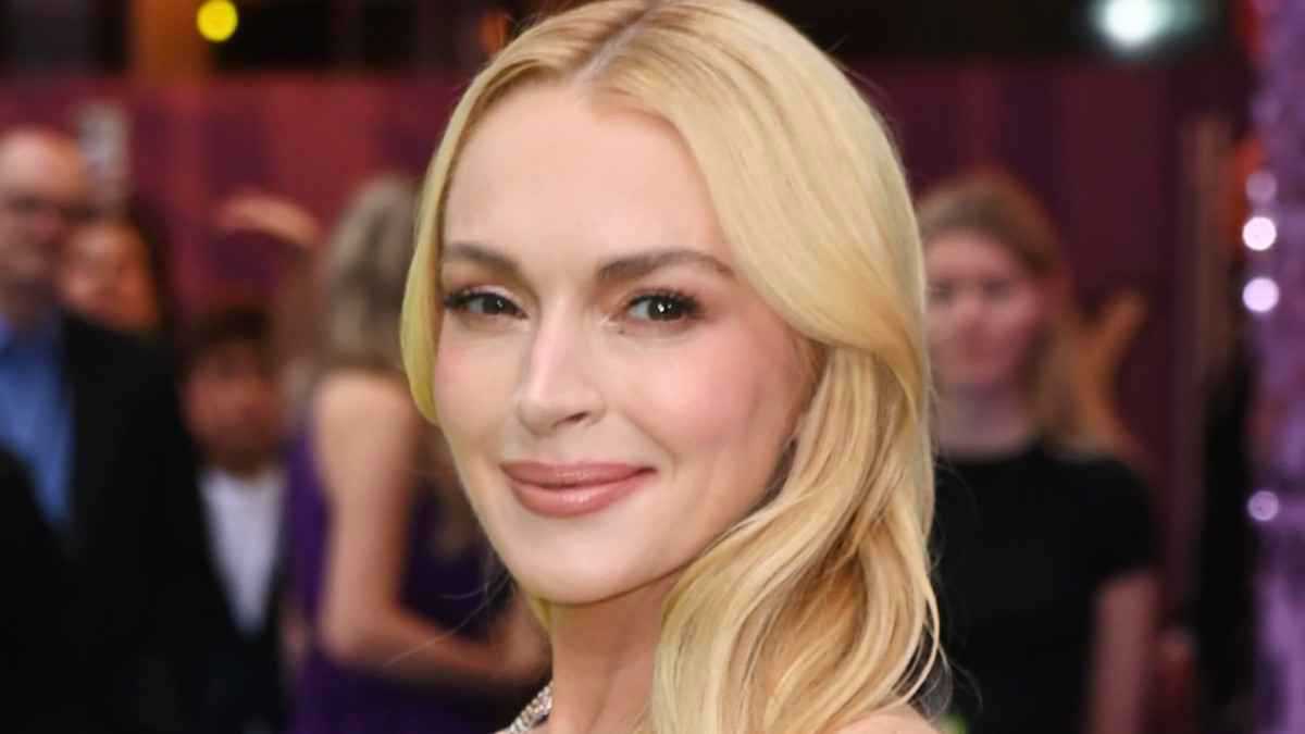 أرملة محمد رحيم تفتح النار على عمرو دياب بسبب أغنية