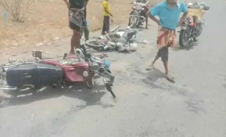 اخبار-اليمن-الان-|-حادث-مروع-في-حجة:-مصرع-شخصين-وإصابة-ثلاثة-بجروح-خطيرة-في-تصادم-دراجتين-ناريتين-ببني-صيفان
