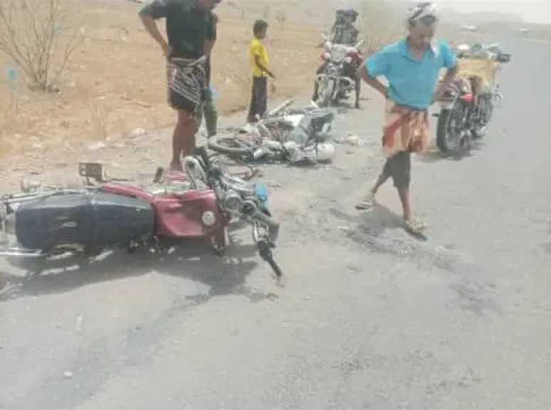 اخبار-اليمن-الان-|-حادث-مروع-في-حجة:-مصرع-شخصين-وإصابة-ثلاثة-بجروح-خطيرة-في-تصادم-دراجتين-ناريتين-ببني-صيفان