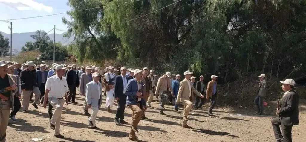 اخبار-اليمن-الان-|-أساتذة-صنعاء-وأطباءها-يزحفون-على-بطونهم.-دورات-قتال-تحت-تهديد-السلاح-الحوثي