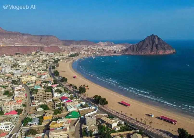 اخبار-اليمن-الان-|-قوة-مسلحة-تداهم-منزلًا-في-الشيخ-عثمان-وتختطف-شقيق-مواطن-غائب
