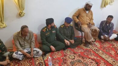 اخبار-حضرموت-|-مدير-عام-الأمن-والشرطة-بوادي-حضرموت-يقدّم-واجب-العزاء-لأسرة-الفقيد-الشاب-محمد-سعيد-يادين