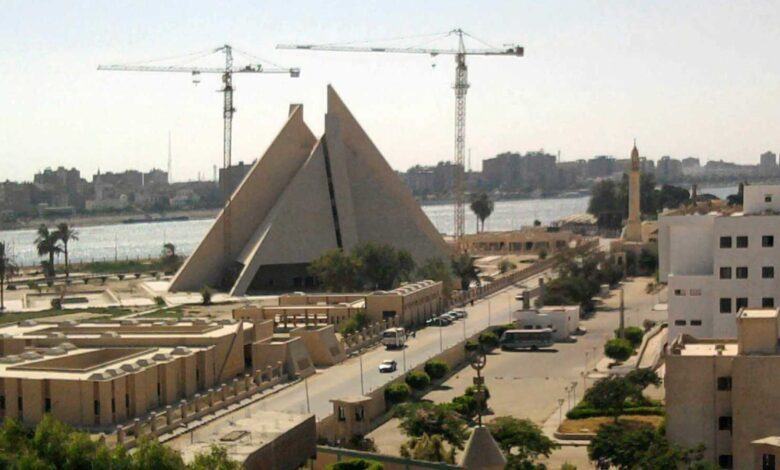 مراسلة تتعرض للسرقة قبل ثوانٍ من البث المباشر (فيديو)
