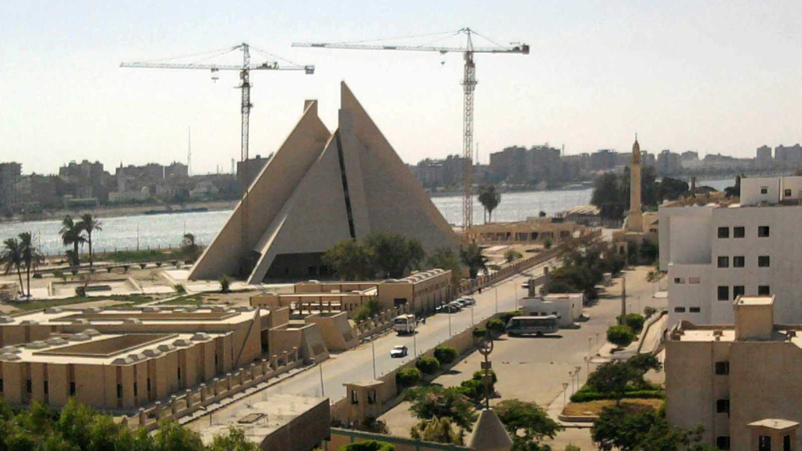 مراسلة تتعرض للسرقة قبل ثوانٍ من البث المباشر (فيديو)