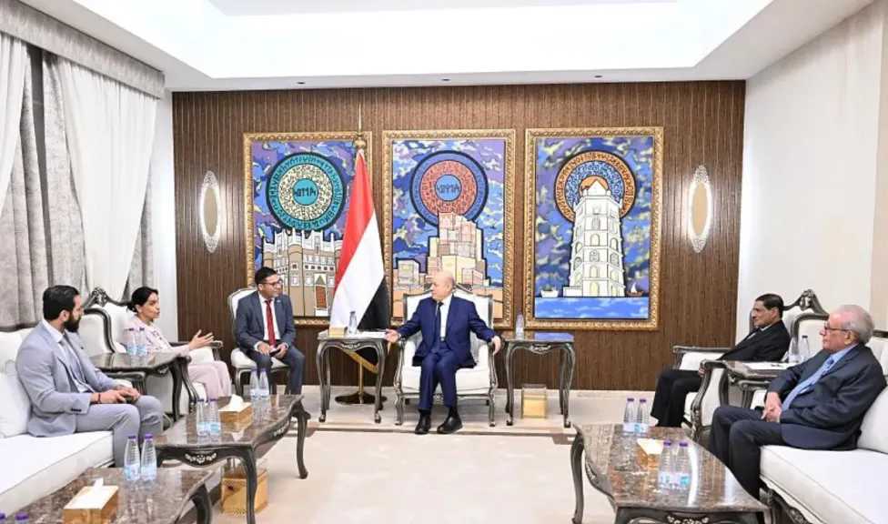 اخبار-اليمن-الان-|-الرئيس-العليمي:-تحسُّن-أداء-الحكومة-والبنك-المركزي-يعزّز-موقع-الدولة-في-عدن-ويمهّد-لتعافٍ-اقتصادي-مستدام