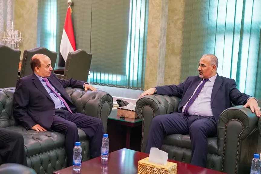 اخبار-اليمن-الان-|-عيدروس-الزبيدي-يلتقي-نجل-”هائل-سعيد-أنعم”-بعد-القرار-الأخير-بخفض-أسعار-السلع.-ماذا-جرى-بينهما؟