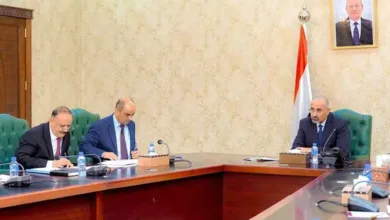 اخبار-اليمن-الان-|-عيدروس-الزبيدي-يوجه-بصرف-راتب-للموظفين-وتثبيت-أسعار-الصرف-(تفاصيل)