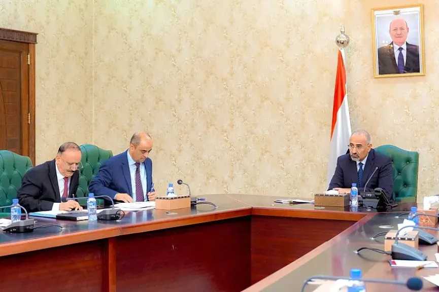 اخبار-اليمن-الان-|-عيدروس-الزبيدي-يوجه-بصرف-راتب-للموظفين-وتثبيت-أسعار-الصرف-(تفاصيل)