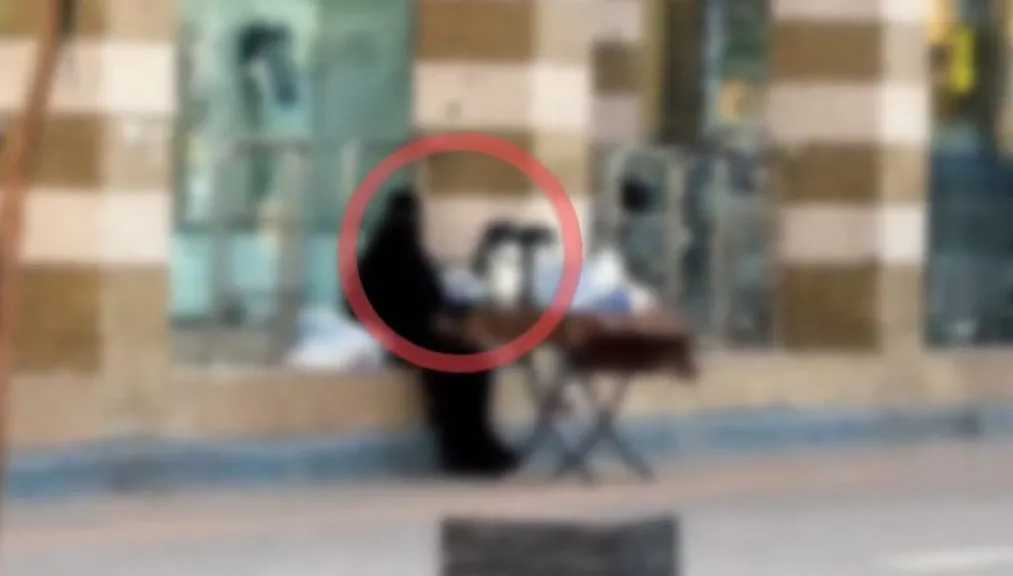 اخبار-اليمن-الان-|-القبض-على-امرأة-يمنية-خلال-بيع-مأكولات-في-المدينة-المنورة.-وبيان-يكشف-السبب