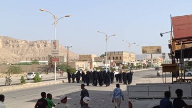 اخبار-حضرموت-|-#نساء-مدينة-#تريم-يخرجن-في-مسيرة-غاضبة-تنديدًا-باقتحام-قوات-الاحتلال-اليمني-فجراً-”-صور-“