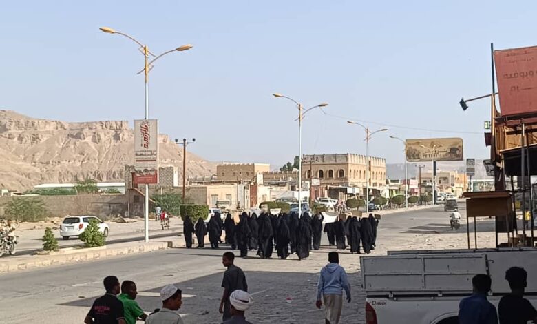 اخبار-حضرموت-|-#نساء-مدينة-#تريم-يخرجن-في-مسيرة-غاضبة-تنديدًا-باقتحام-قوات-الاحتلال-اليمني-فجراً-”-صور-“