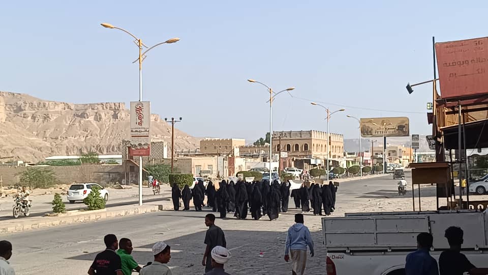 اخبار-حضرموت-|-#نساء-مدينة-#تريم-يخرجن-في-مسيرة-غاضبة-تنديدًا-باقتحام-قوات-الاحتلال-اليمني-فجراً-”-صور-“