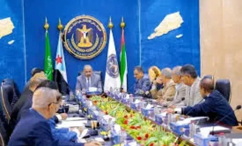 اخبار-اليمن-الان-|-الانتقالي-تحت-النار.-قيادي-يكشف-تفاصيل-محاولة-تدميره-سياسيًا-عبر-تلاعب-بالعملة-والمرتبات
