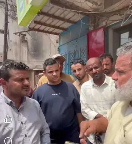 اخبار-اليمن-الان-|-”مأمور-يُربك-المتلاعبين-بالأسعار-ويرد-المبالغ-للناس-في-الشارع!-شاهد-كيف-صفع-المحتكرين-في-عدن”