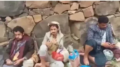 اخبار-اليمن-الان-|-شاهد-بالفيديو.-توسلات-أم-معتقل-لعناصر-حوثية-تحاصر-منزلها