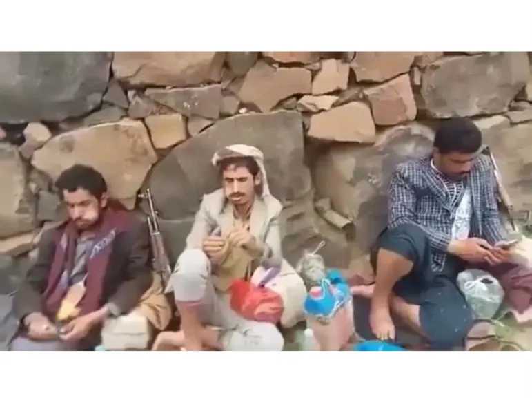 اخبار-اليمن-الان-|-شاهد-بالفيديو.-توسلات-أم-معتقل-لعناصر-حوثية-تحاصر-منزلها