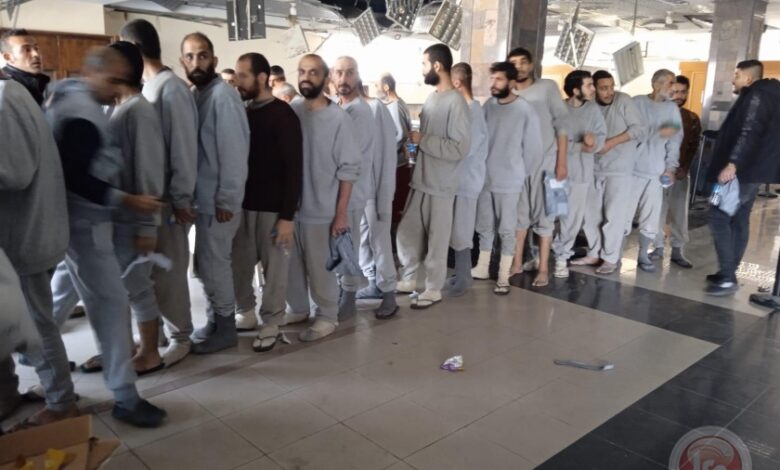 إسرائيل تفرج عن 10 أسرى من غزة