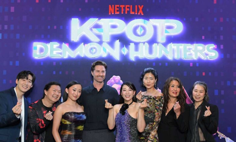 انهيار أرضي يبتلع سيارة.. ويصيب امرأة بجروح (فيديو)