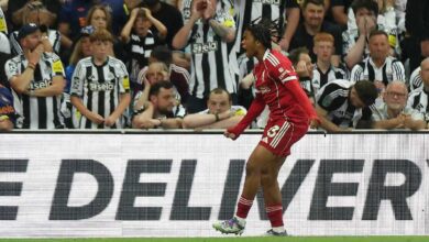 خطفت الأضواء بقميص إنتر ميامي.. من هي صديقة دي باول؟ (فيديو)