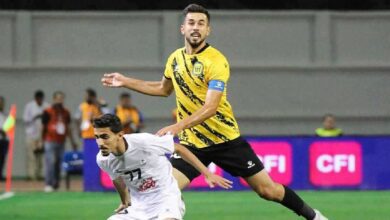 طفل يخطف الأضواء من والده في بطولة عالمية للغولف (فيديو)