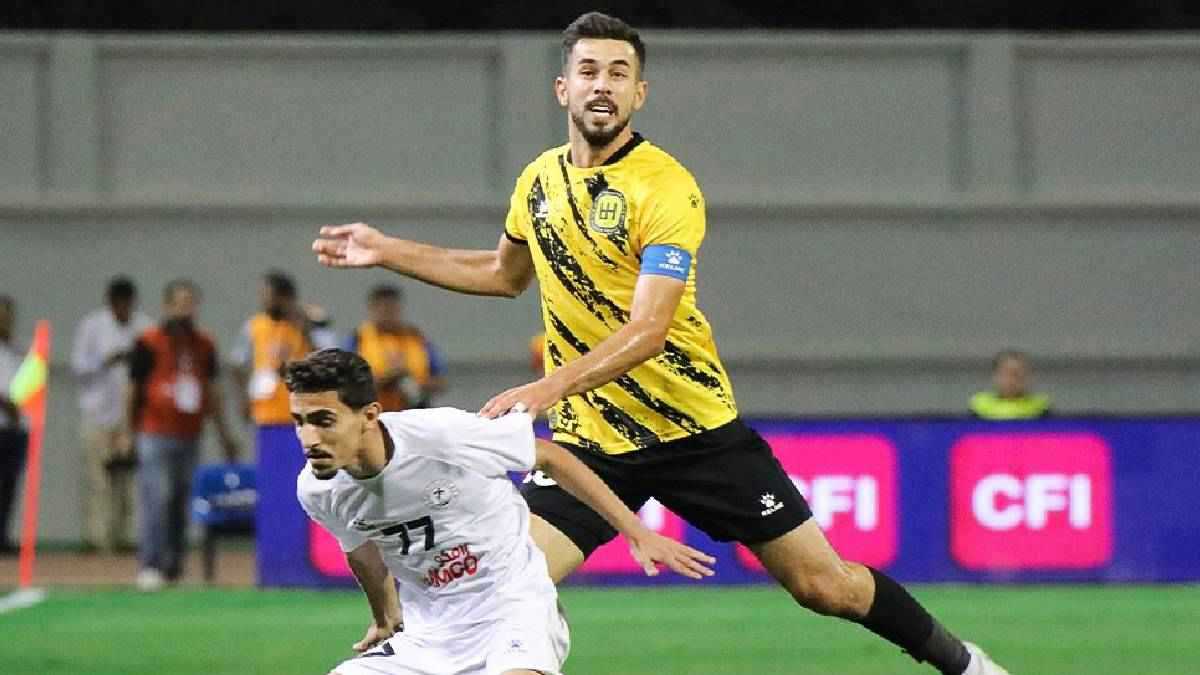 طفل يخطف الأضواء من والده في بطولة عالمية للغولف (فيديو)