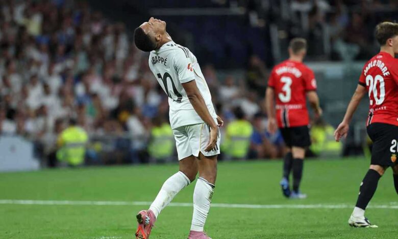 كم عدد بطولات نواف بن سعد في فترة رئاسته الأولى لنادي الهلال؟