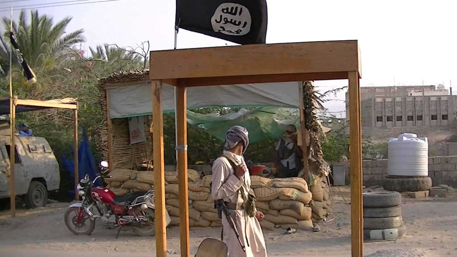بعد طرد حماس.. ياسر أبوشباب يطالب بإدارة مستقلة تحت قيادته في غزة