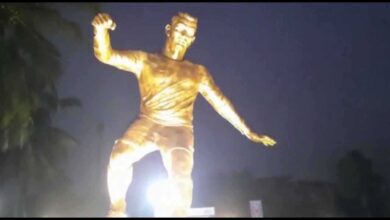 لماذا رفعت الأعلام السوداء احتجاجاً على تمثال كريستيانو رونالدو في الهند؟ (صور)