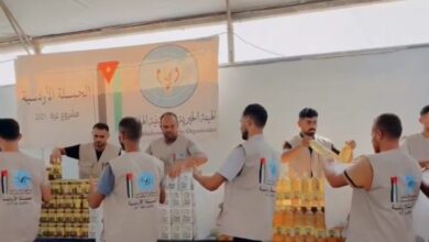 الحملة الأردنية والهيئة الخيرية توزعان 700 طرد غذائي على الأسر المجوعة في قطاع غزة