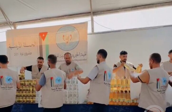الحملة الأردنية والهيئة الخيرية توزعان 700 طرد غذائي على الأسر المجوعة في قطاع غزة