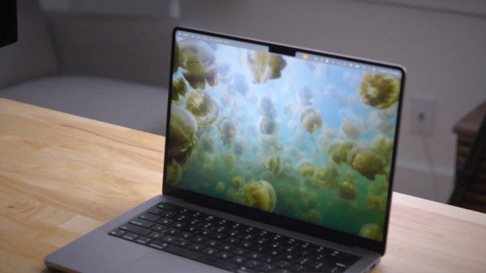 أبل قد تؤجل إطلاق MacBook Pro بتقنية OLED حتى 2027