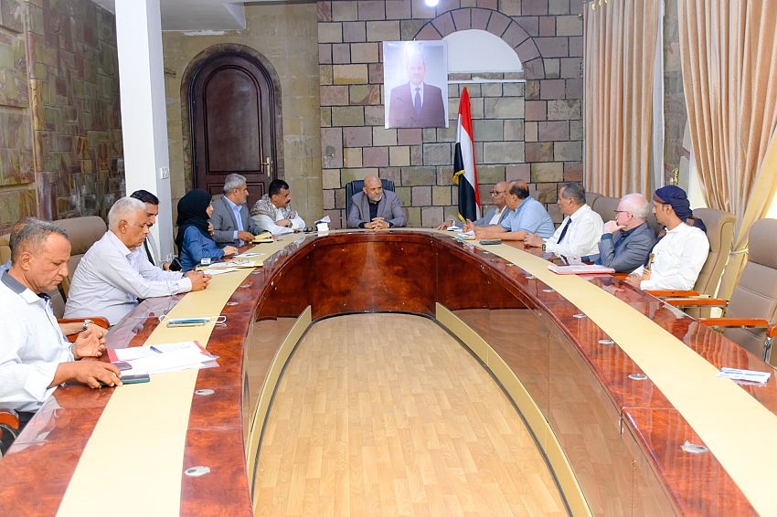 اجتماع بتعز يناقش التقارير المالية للموارد والانفاق بالمحافظة