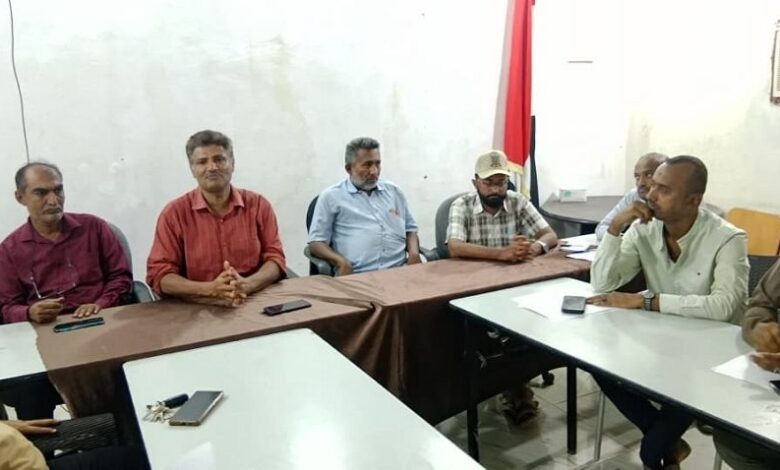 اجتماع صحي يناقش خطط تطوير الإدارات الصحية وتعزيز الاستجابة للطوارئ في الحديدة