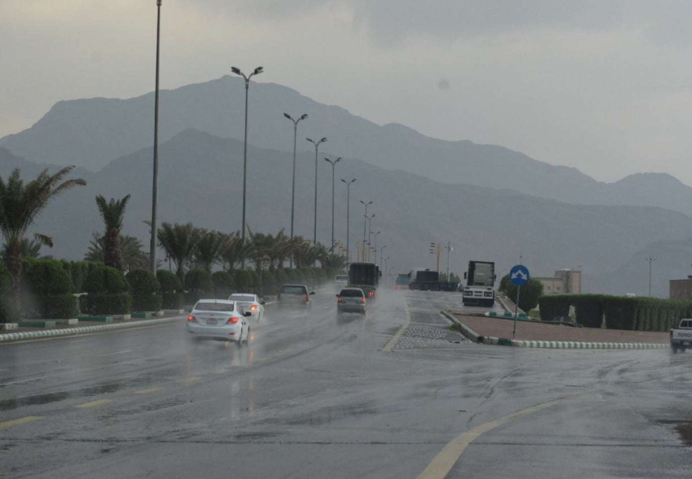 أمطار رعدية غزيرة مع سيول وزخات برد على عدة مناطق