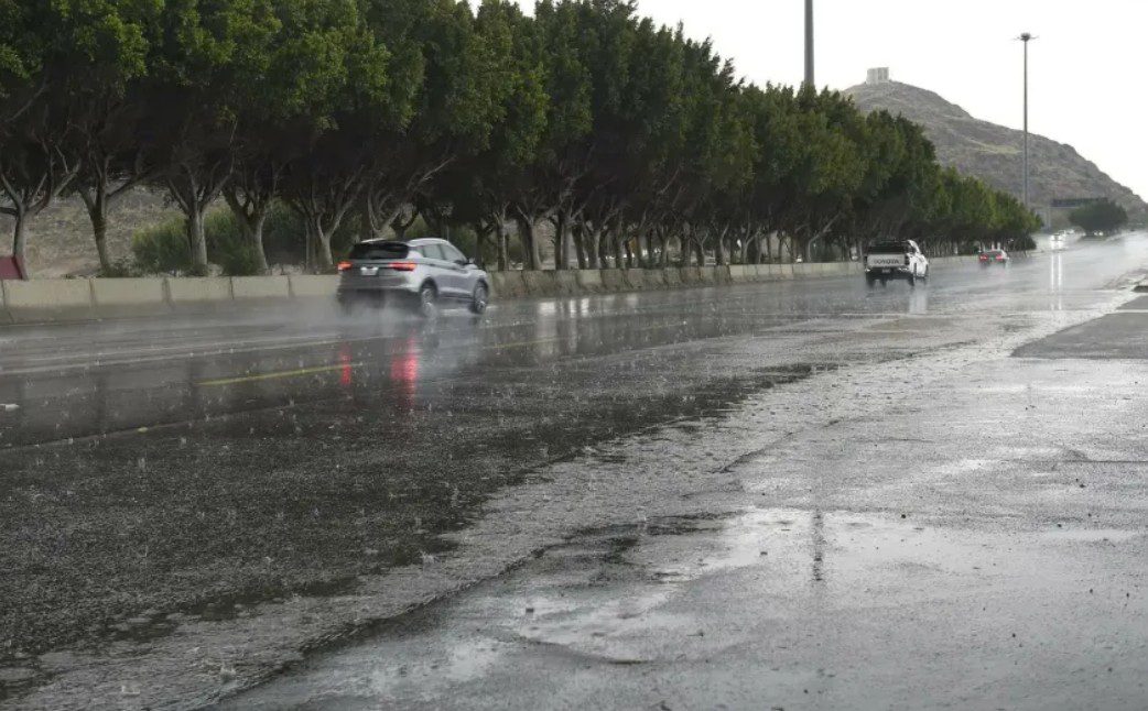 أمطار ورياح نشطة متوقعة على 10 مناطق