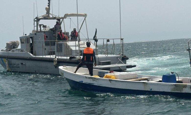 إنقاذ مقيمين تعطلت واسطتهما البحرية في عرض البحر